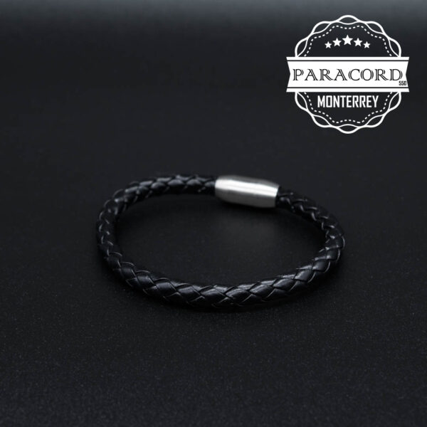 PULSERA DE PIEL NEGRA CON ACERO INOXIDABLE
